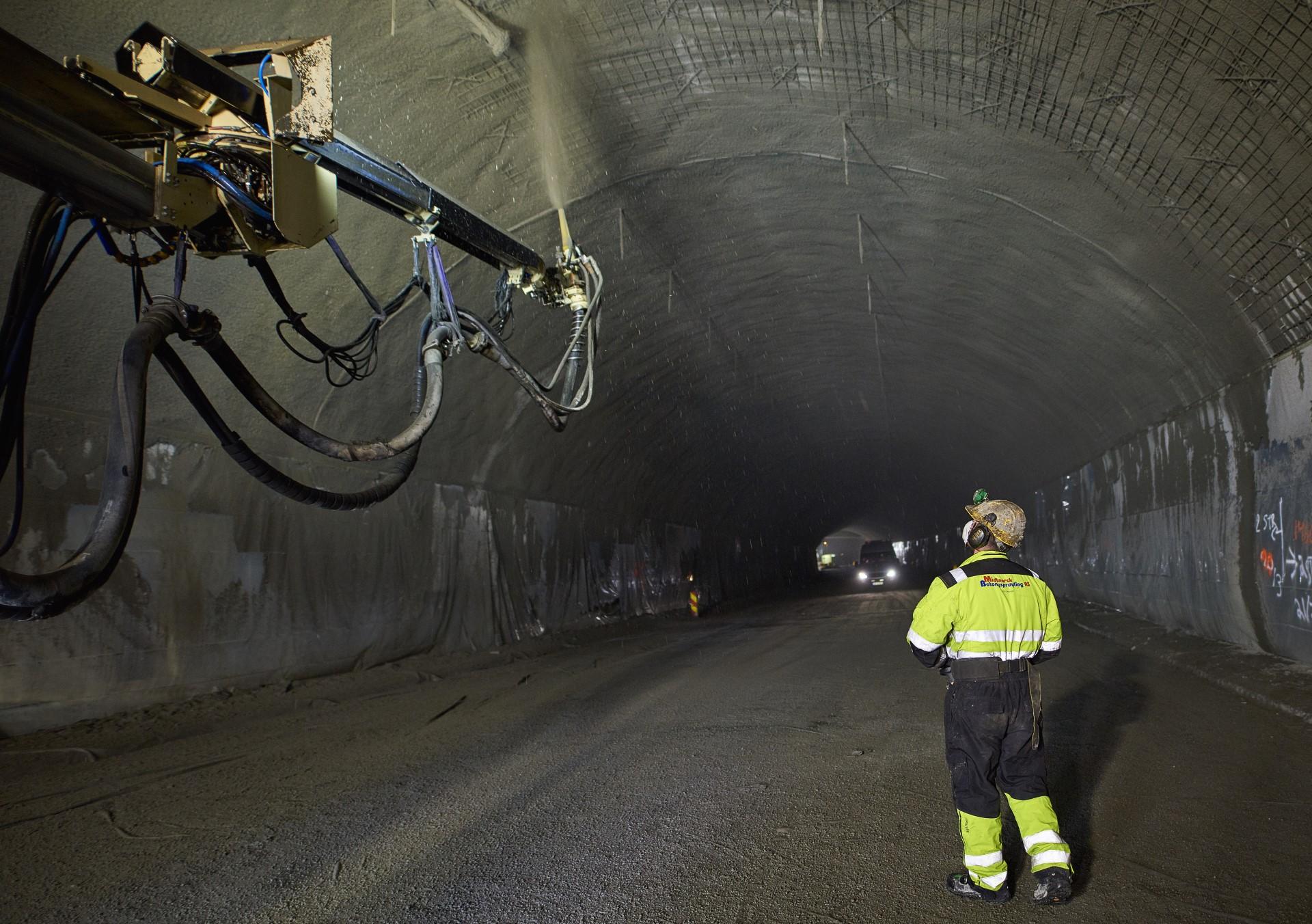 Concrete Spraying in Tunnel